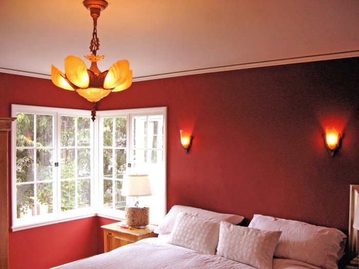 How to decorate a room painted red